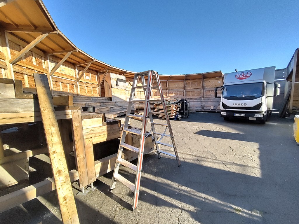 Fast fertig: Das Luftschloss ist so gut wie fertig aufgebaut. Foto: Hensel