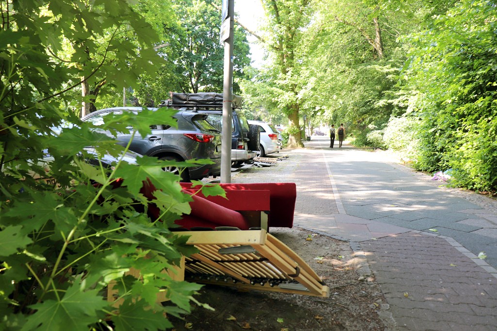 Illegal am Straßenrand abgestellter Müll in der Ungarnstraße. Foto: Schnell