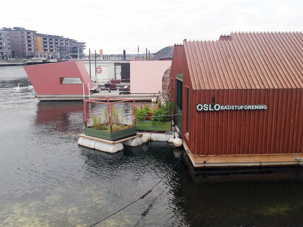 Auf Flößen im Oslojord hat sich die Badstuforening ziemlich breit gemacht, die Saunavereinigung der Stadt. Foto: Hensel