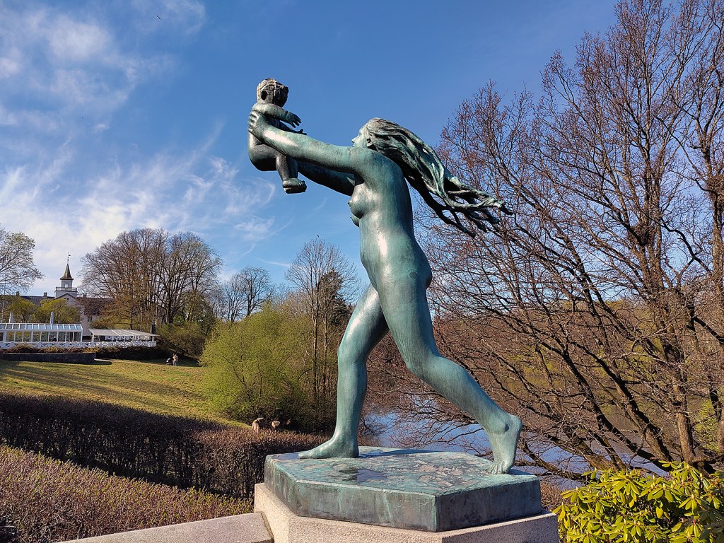 Eine Statue in der Vigelandanlage im Frogner Park in Oslo. Es ist eine von über 200. Foto: Hensel