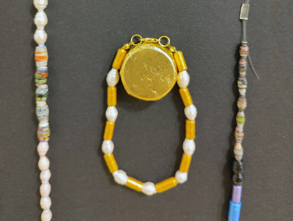 Aus den Papierperlen lässt sich hübscher Schmuck herstellen. Foto: Hensel