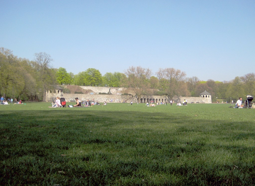 Der Ort des Turniergeschehens: die große Wiese im Schillerpark. Foto: Schnell