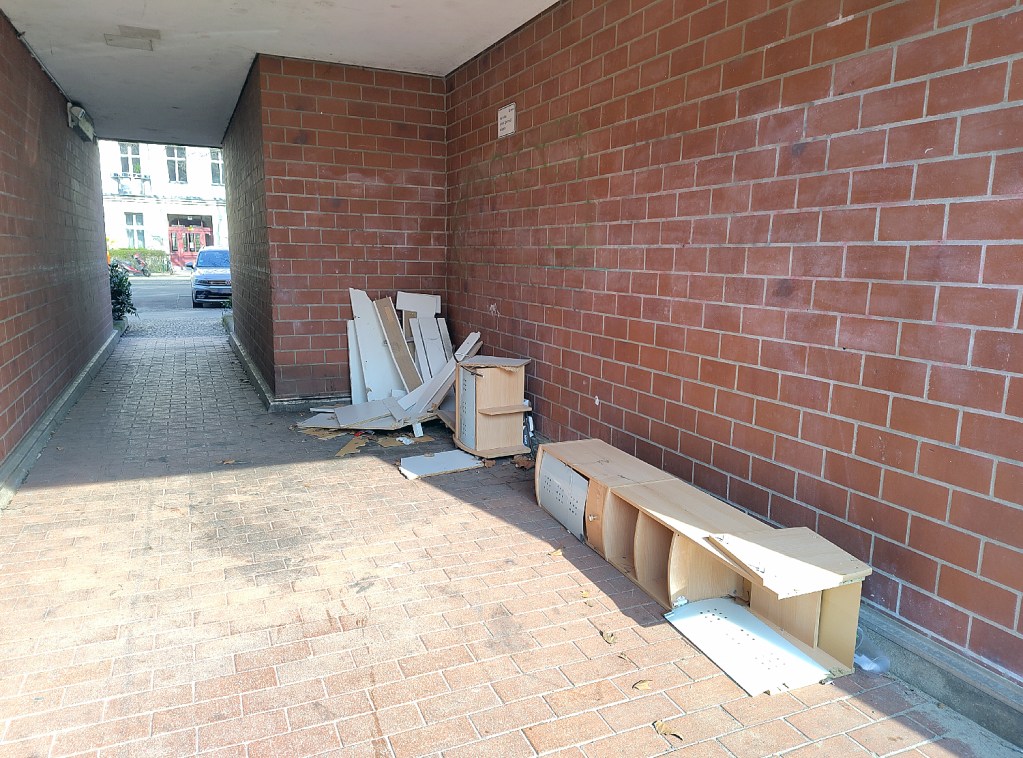 Illegal abgestellter Müll in einem Durchgang an der Usedomer Straße. Foto: Hensel