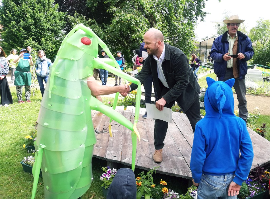 Bezirksstadtrat Christopher Schriner gratuliert einem verkleideten Vertreter des Parlaments der Lebewesen bei der Preisverleihung 2024. Foto: Hensel