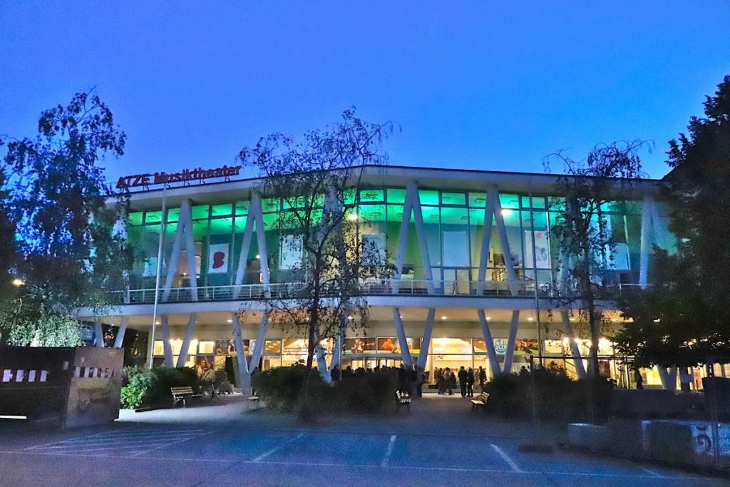 Das Atze Musiktheater in der Luxemburger Straße am Abend. Foto: Andrei Schnell