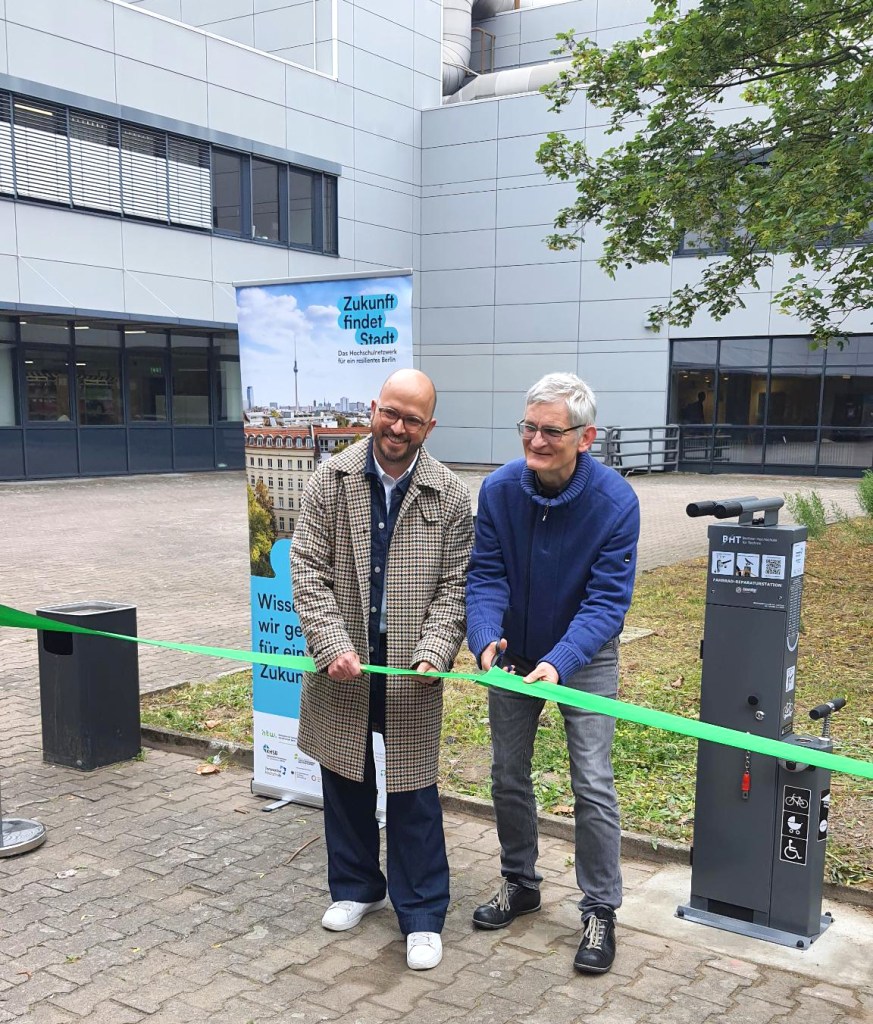 Bezirksstadtrat Christopher Schriner (links) und Prof. Dr.-Ing. Joachim Villwock von der BHT eröffnen die Station. Foto: BHT