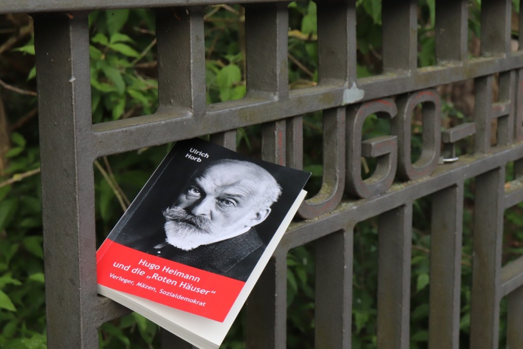 Das neue Buch an der Brück, die Hugo Heimanns Namen trägt. Foto: Andrei Schnell