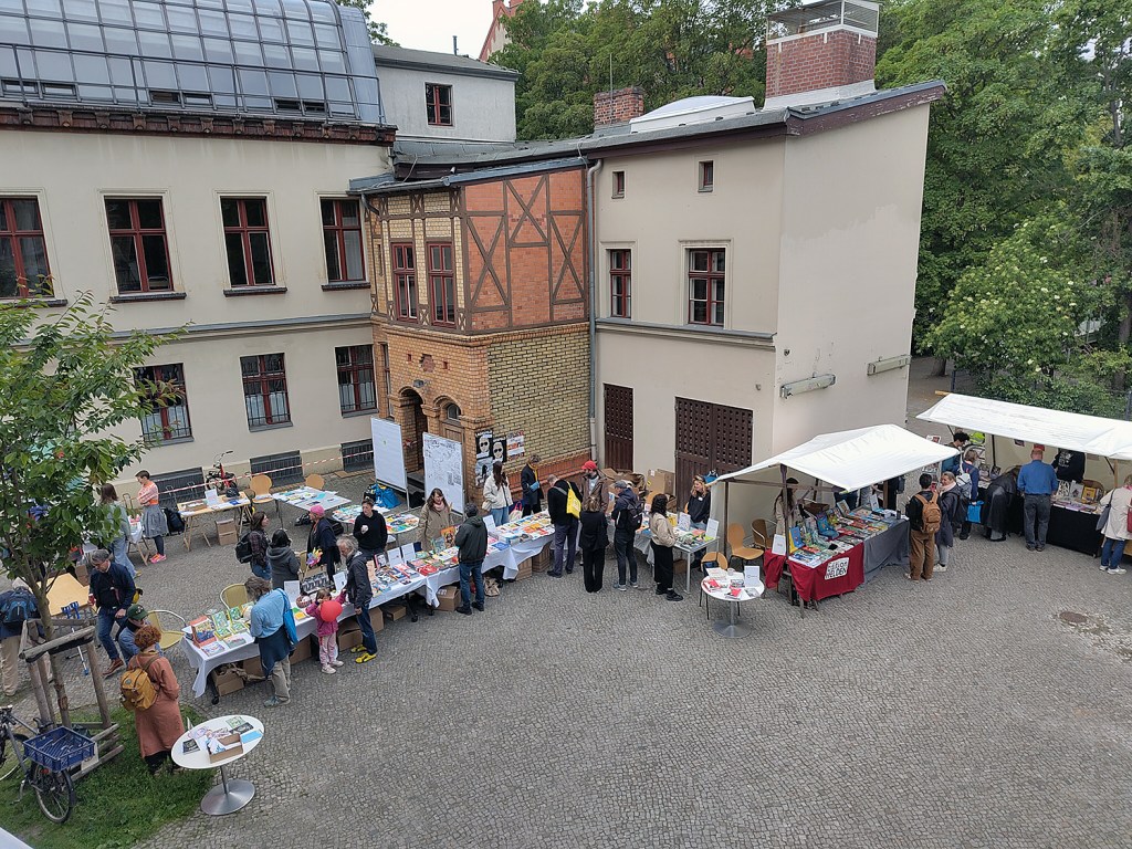 Blick auf die Verlagsstände auf dem Vorplatz der Bibliothek. Foto: Hensel