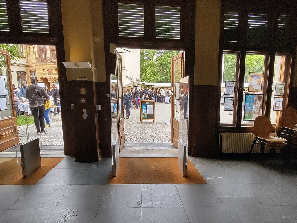 Blick von der Bibliothek am Luisenbad auf den Vorplatz mit der Verlagspräsentation. Foto: Hensel