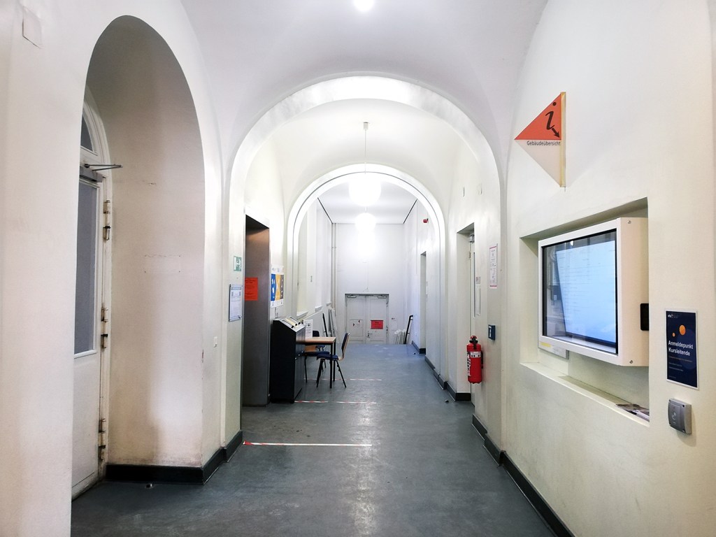 Blick in einen Flur in der Volkshochschule Antonstraße. Foto: Hensel
