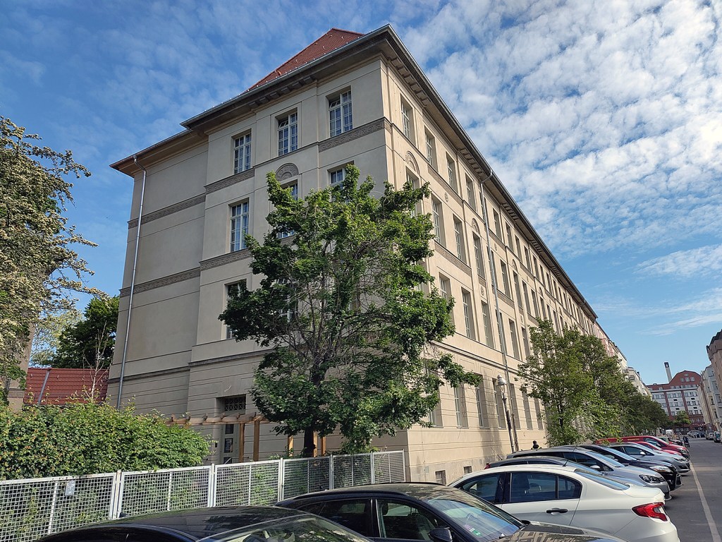 Die Volkshochschule - seit langer Zeit wieder ganz ohne Gerüst. Foto: Hensel