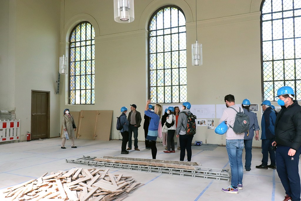 Baustellenbesichtigung in der Alten Nazarethkirche im Jahr 2022. Foto: Schnell
