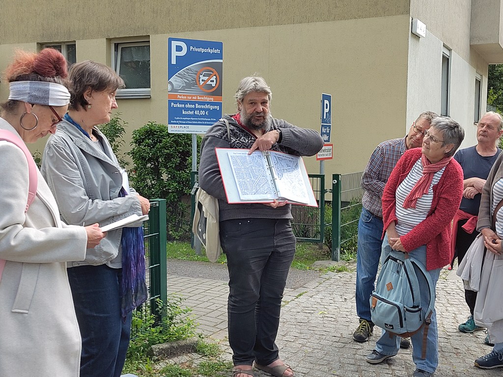 Andreas Szagun erzählt von den Opfern des Blutmai und von den Lebensumständen der Menschen. Foto: Hensel