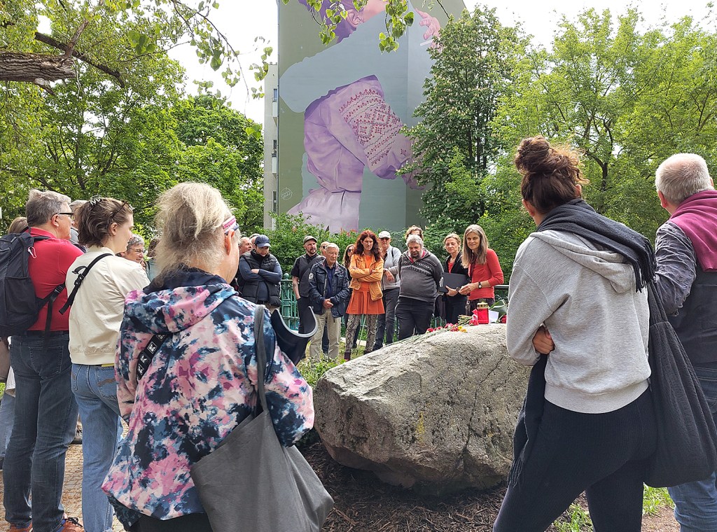 Am Gedenkstein für den Blutmai versammelten sich am 3. Mai viele Menschen. Foto: Hensel