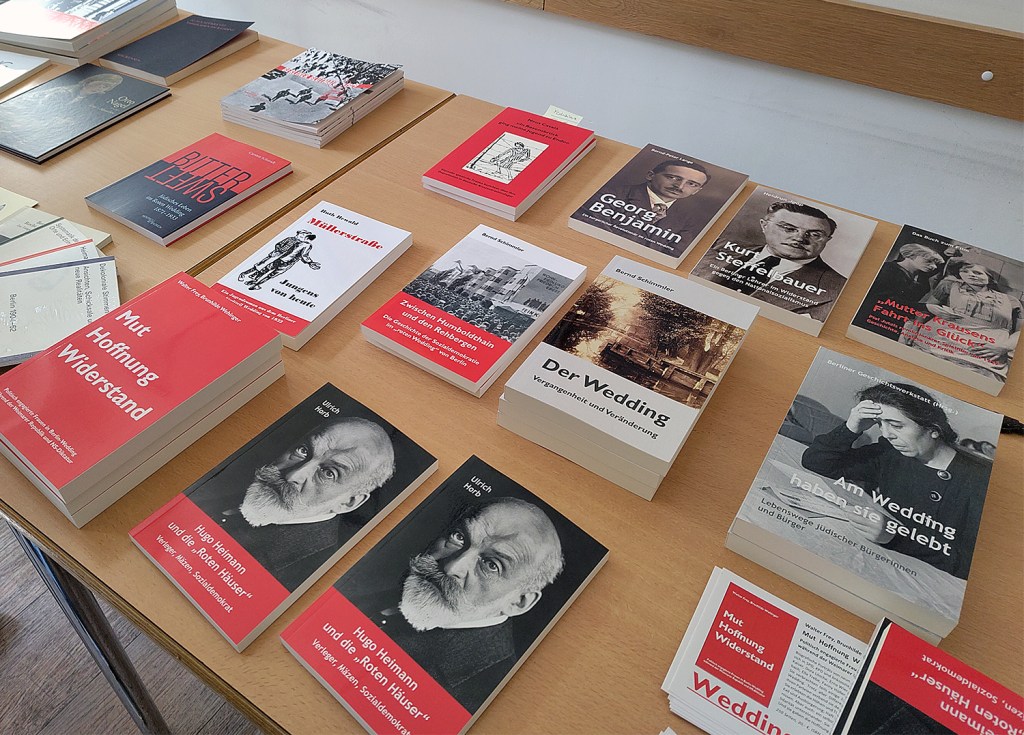 Auch hier wird Weddinger Vergangenheit festgehalten: Bücherstand des Verlags Walter Frey. Foto: Hensel