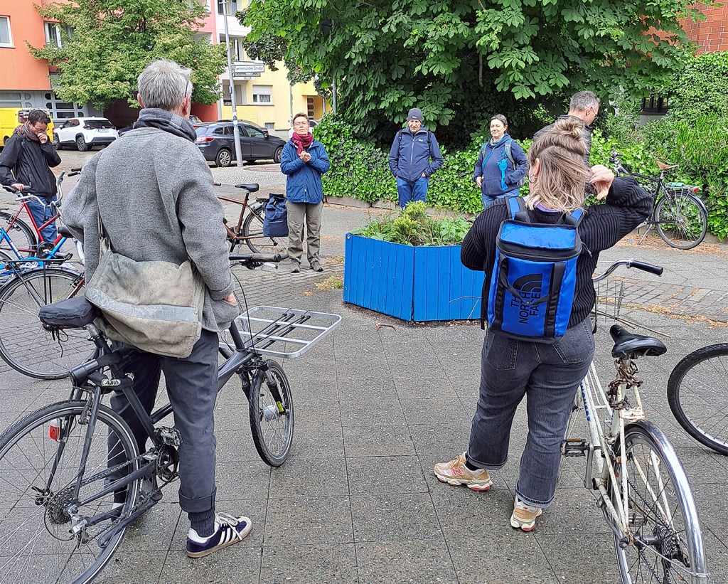 Stopp im Rahmen der BruGa-Fahrradtour bei den Pflanzschalen am Vinetaplatz. Foto: Schnell