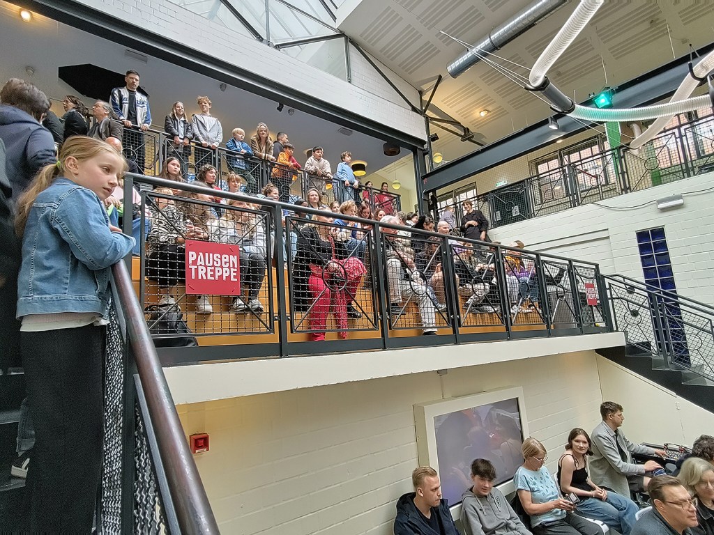 Die Zuschauertribüne war gut gefüllt. Foto: Hensel