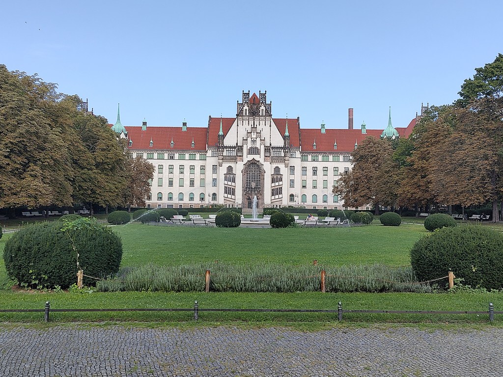 Der Platz vor dem Amtsgericht Wedding, der Brunnenplatz. Foto: Hensel