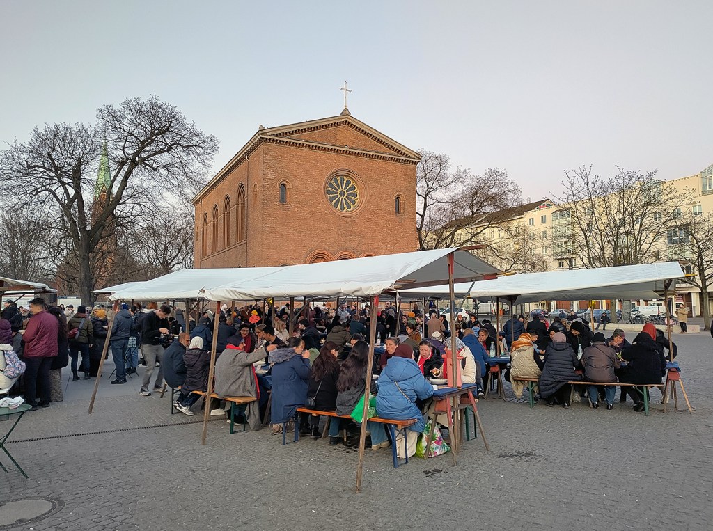 Fastenbrechen auf dem Leopoldplatz 2025. Foto: Hensel