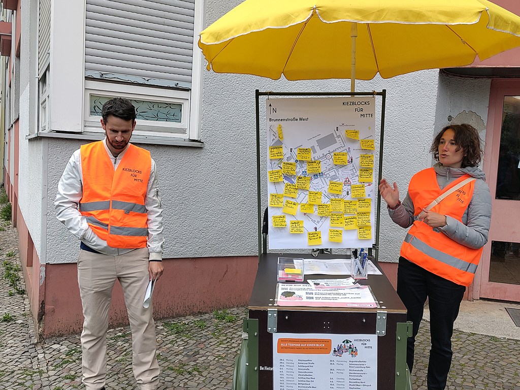 Beim Kiezblockspaziergang im Brunnenviertel am 19. Mai 2025. Foto: Hensel