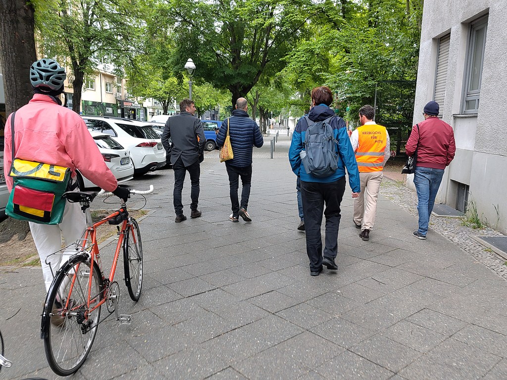 Beim Kiezblockspaziergang im Brunnenviertel am 19. Mai 2025. Foto: Hensel
