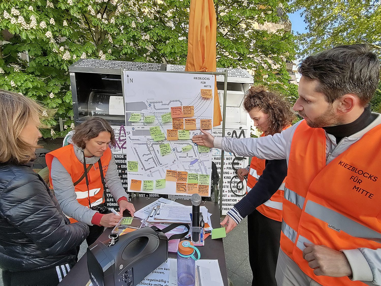 Poller-Hasser und Kiezblock-Fans beim Spaziergang
