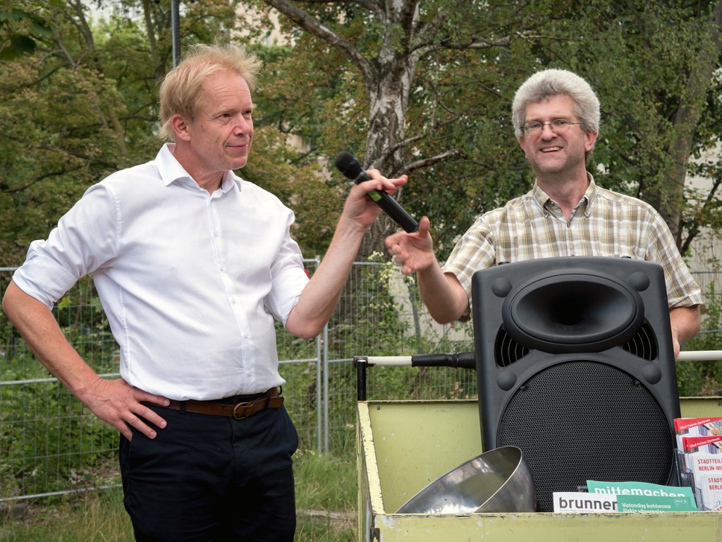 Beim Kiezspaziergang: Stadtteilkoordinator Jochen Uhrländer (rechts) gibt Bezirksstadtrat Ephraim Gothe das Mikrofon. Foto: Sallmann