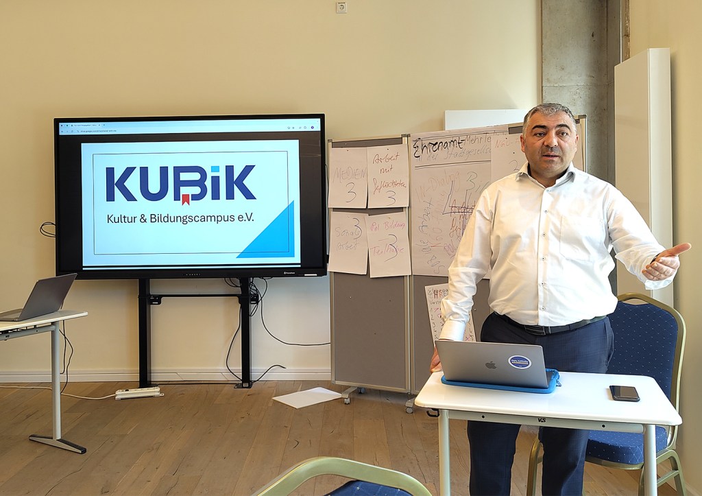 Der Vereinsvorsitzende Ragip Güloğlu beim Ehrenamt-Seminar im Exil. Foto: Hensel