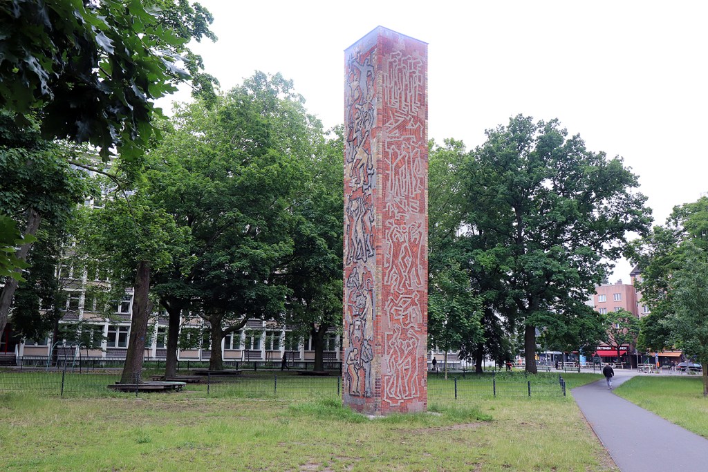 Kunst am Bau: "Trümmersäule" von Gerhard Schultze-Seehof auf dem Max-Josef-Metzger-Platz. Foto: Schnell