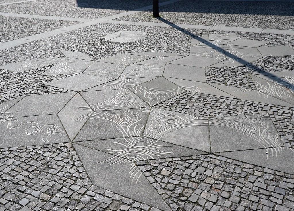 Kunst am Bau auf dem Rathausvorplatz: "Forbidden Symmetries" von Mariana Castillo Deball. Foto: Schnell