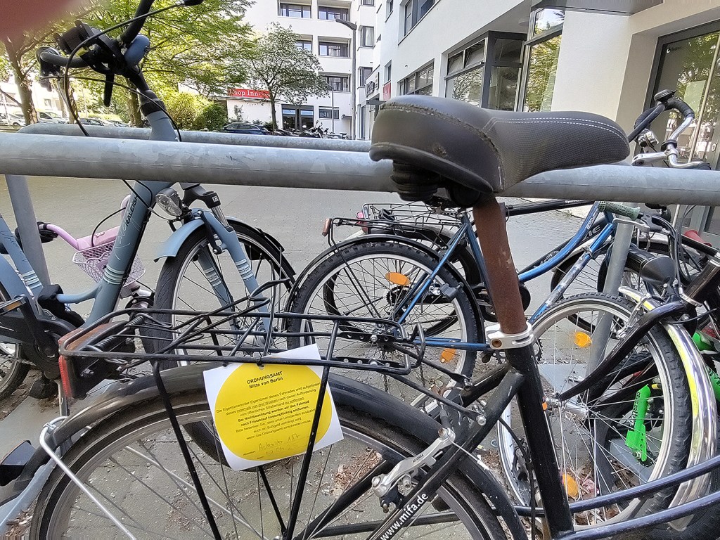Noch mehr Schrotträder - auf dem Ackerplatz. Foto: D. Hensel