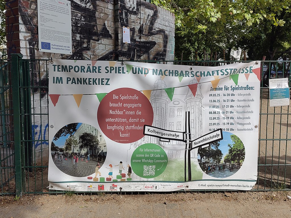 Dieses Plakat mit Spielstraßen-Terminen in der Nachbarschaft hängt auf dem Maxplatz. Foto: Hensel