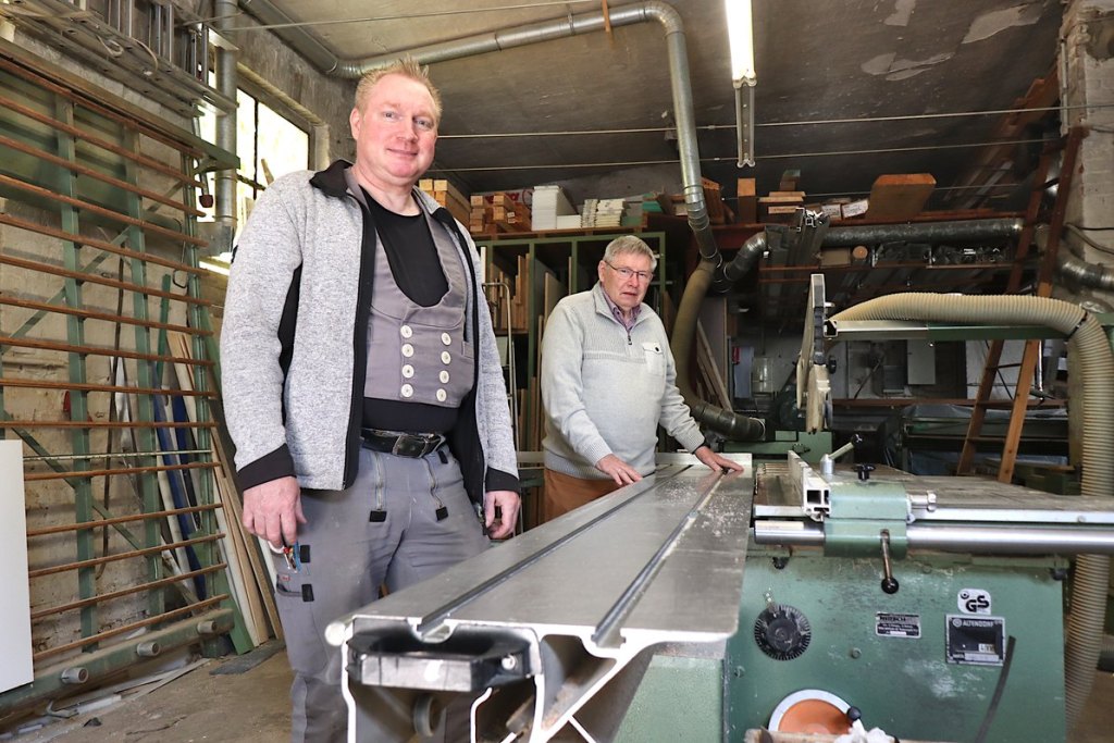 Oliver und Peter Neumann in ihrer Tischlerei. Foto: Schnell