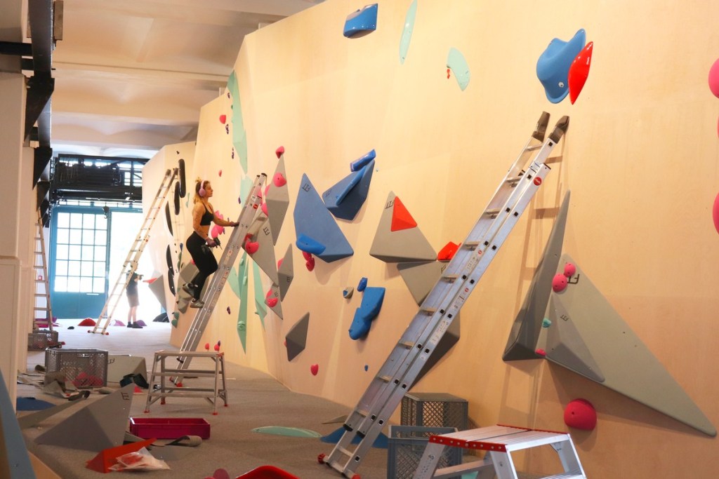 Aufbau in der Boulderhalle Das Elektra. Foto: Andrei Schnell