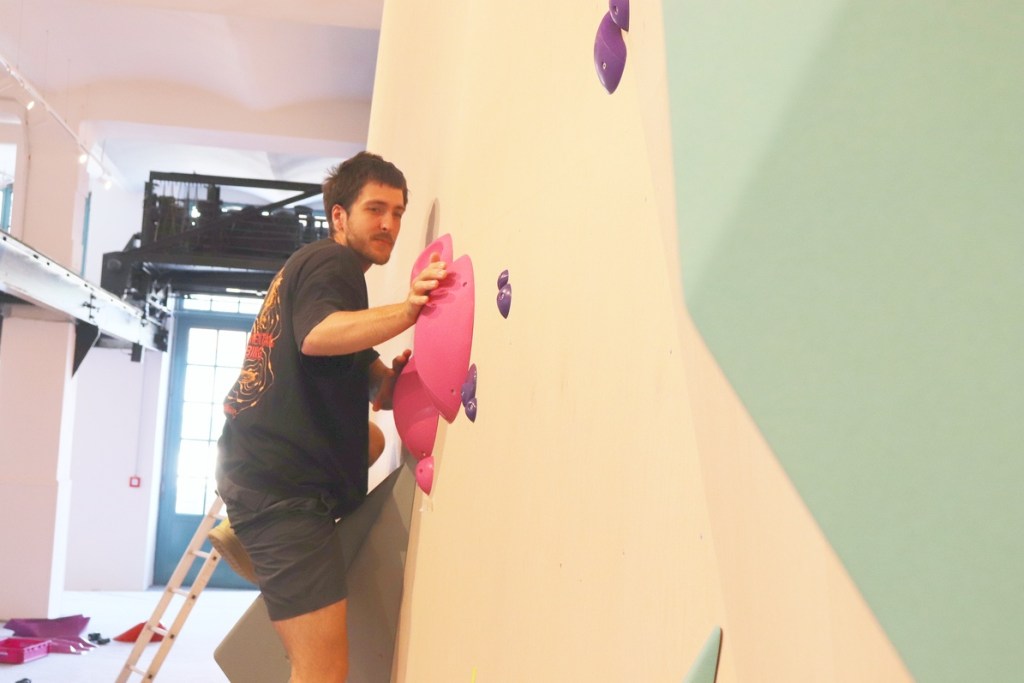 Lucas Stock von Das Elektra an der Boulderwand. Foto: Andrei Schnell