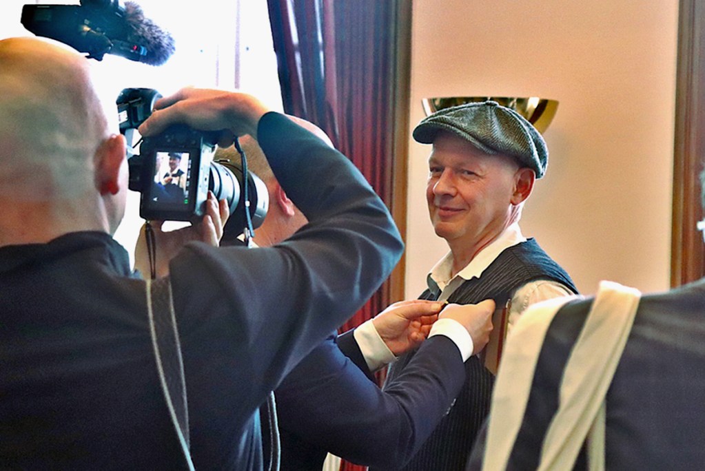 Dietmar Arnold erhält das Bundesverdienstkreuz. Foto: Schnell