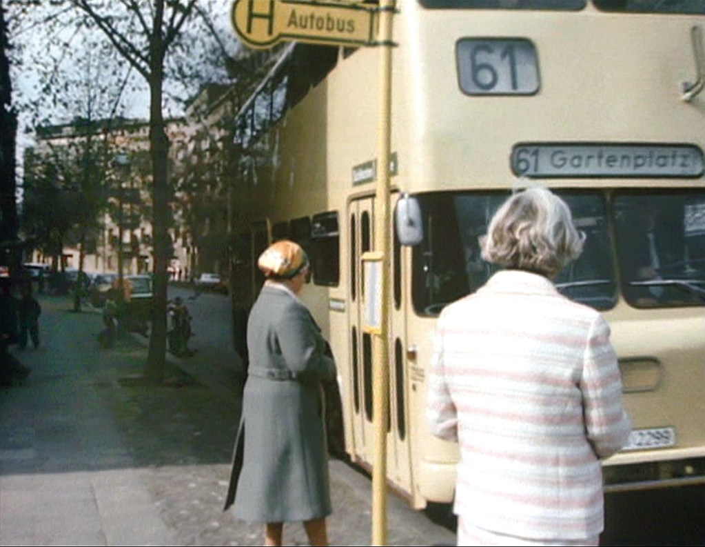 Einstige Bushaltestelle Graun-/Ecke Gleimstraße mit Blick zur Ramlerstraße. Foto: Filmstill