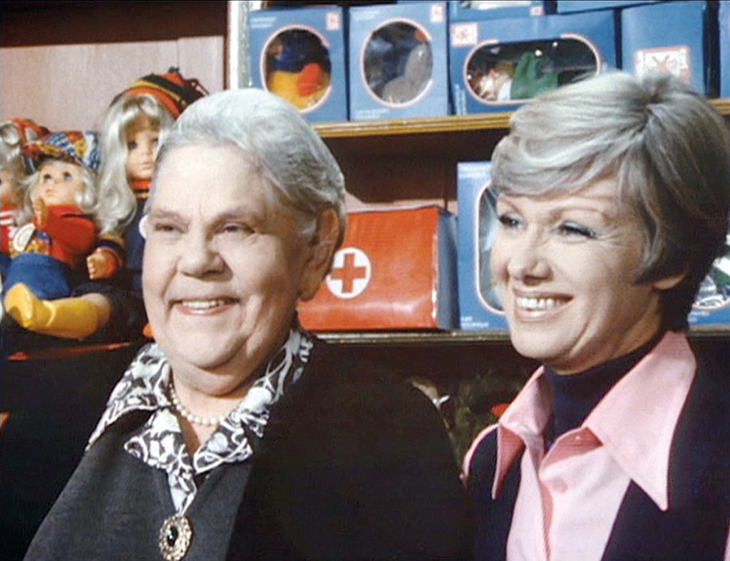 Chefinnen des Spielzeugfachgeschäfts Mutter (Erna Sellmer) und Schwiegertochter Wagenknecht (Maria Sebaldt). Foto: Filmstill