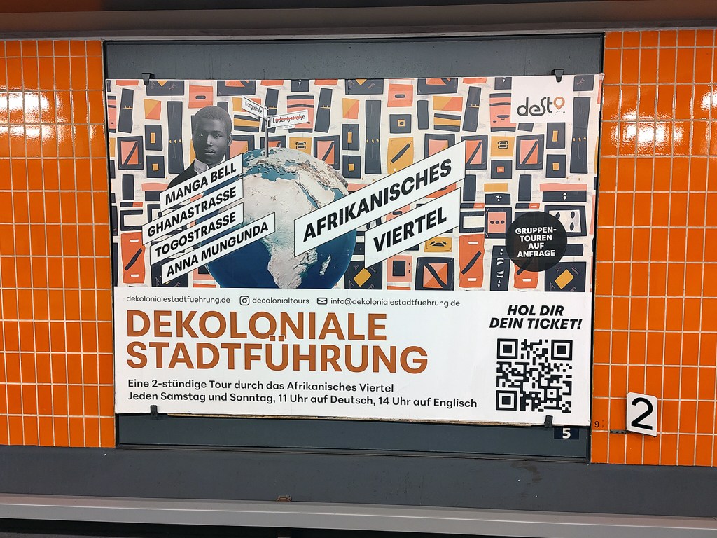 Plakat für die dekoloniale Stadtführung, aufgenommen im U-Bahnhof Wedding. Foto: Hensel