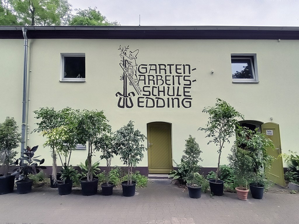 Ein alte Beschriftung am Gebäude: Gartenarbeitsschule Wedding. Foto: Hensel