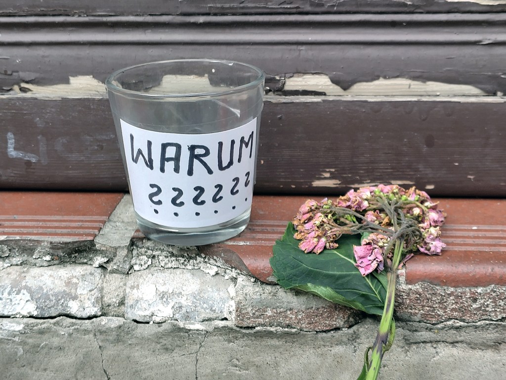 Vor der Hausarztpraxis Wolfgang Conzelmann in der Genter Straße. Foto: Hensel