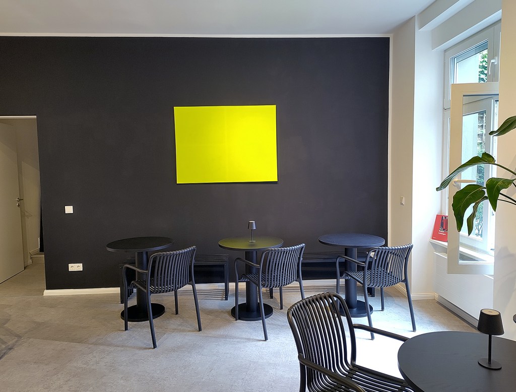 Nicht nur draußen gibt es im neuen Café Sitzplätze, auch drinnen kann man gut sitzen. Foto: Hensel