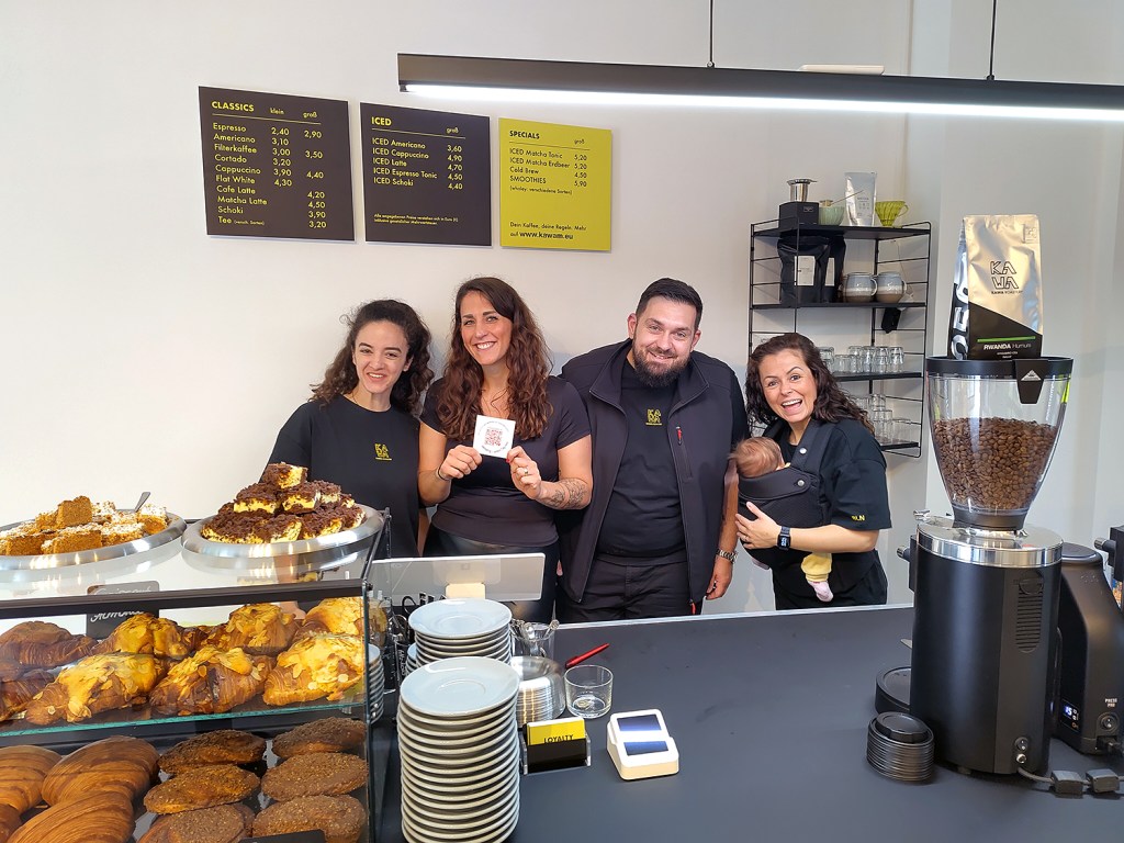 Ein gut gelauntes Kawa-Team am Eröffnungstag des neuen Cafés. Foto: Hensel