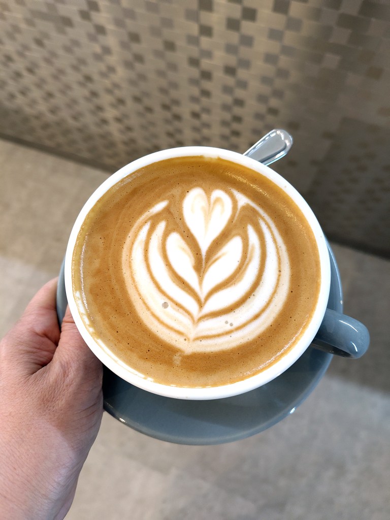 Darum geht es bei Kawa: Kaffee, hier als Cappuccino mit Hafermilch. Foto: Hensel
