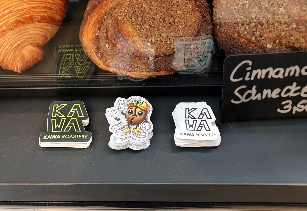 Niedliche Aufkleber gibt es auch. Foto: Schnell