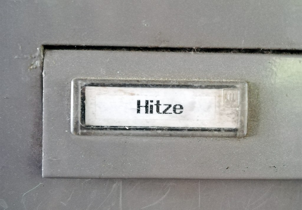 Klingelschild im Ortsteil Gesundbrunnen. Hier ist es im Sommer tatsächlich besondere heiß. Foto: Hensel