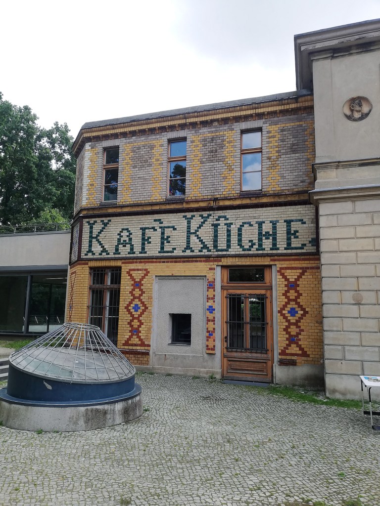 Ein Teil der Bibliothek mit historischer Aufschrift. Foto: Hensel