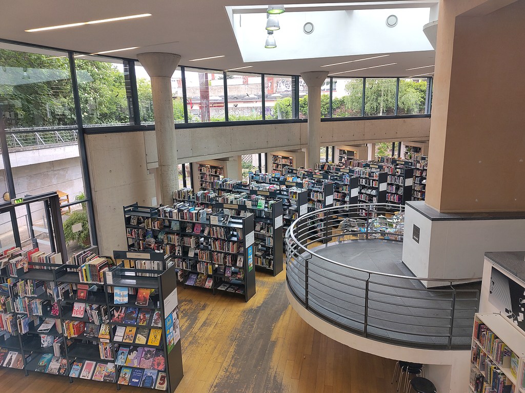 Blick in die Bibliothek am Luisenbad. Foto: Hensel