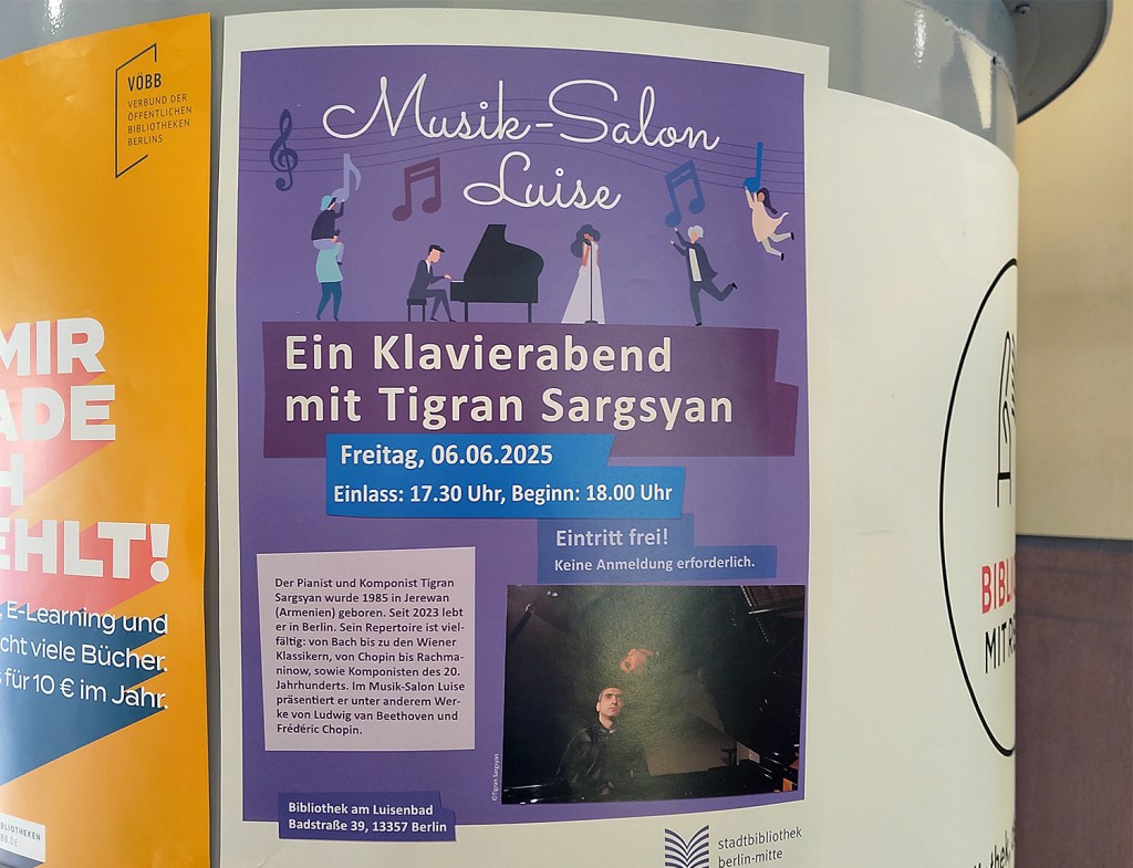 Plakat für den Musik-Salon an der Litfaßsäule in der Bibliothek am Luisenbad. Foto: Hensel