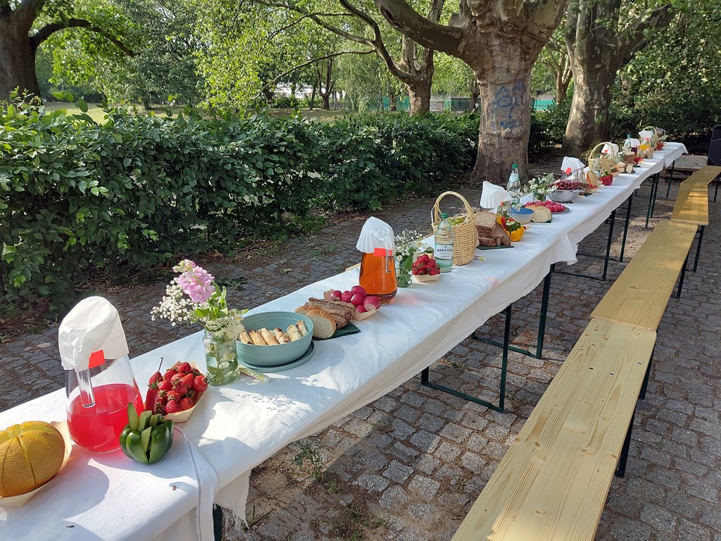 Eine liebevoll gedeckte Tafel am Parkcafé. Foto: Hensel